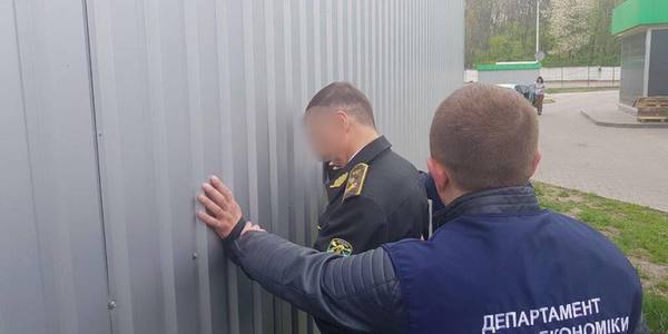 У Києві на харабрі затримали директора лісозахисного підприємства