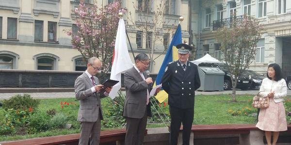 Біля Опери японці влаштували «ханамі»