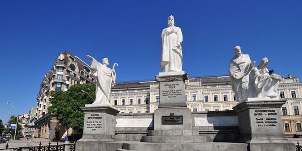 У центрі Києва помиють Княгиню Ольгу