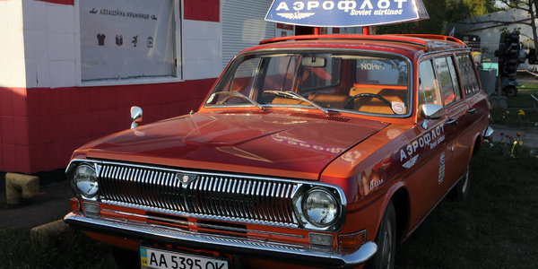 У Київ з'їхалися понад 1000 раритетних автівок
