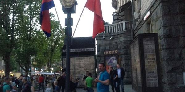 Заради Стуса на Хрещатик повернули червоні прапори