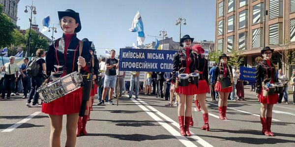Працівники країни пройшлися з барабанщицями по Хрещатику