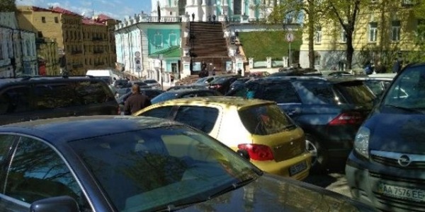 Стало відомо, як автомобілісти перетворили Андріївський узвіз на суцільну паркову