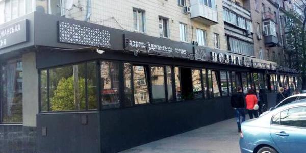 Почали з центру: у Києві зносять майданчики при барах і ресторанах