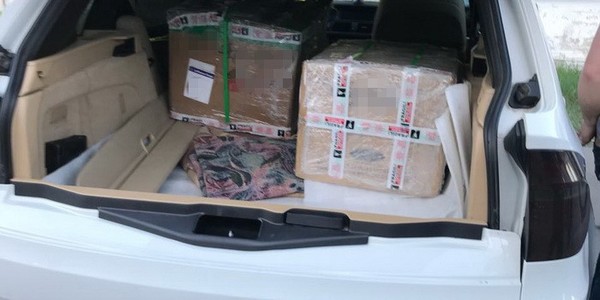 В Україну відправили 5 кілограмів кокаїну у коробках з роликовими ковзанами