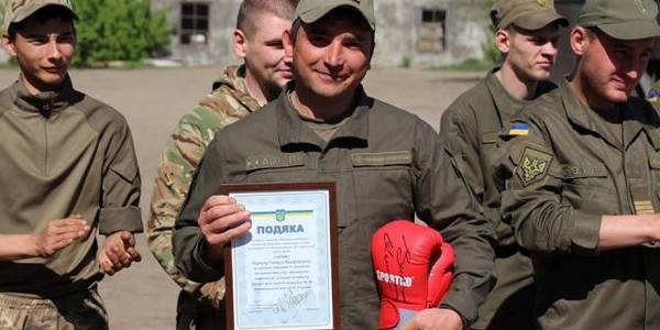 На передовій киянам-воїнам передали подарунки від Кличка і міста
