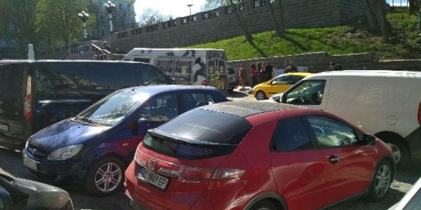 Торговки захопили нещодавно звільнену частину Андріївського узвозу