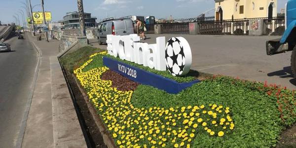 Київ прикрашають спеціальними пано до футбольного чемпіонату