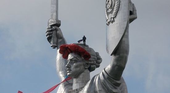 Монумент Батьківщини-Мати прикрасили вінком попри негоду