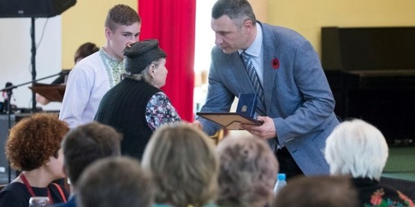 У День пам'яті та примирення мер Києва Віталій Кличко зустрівся з матерями героїв АТО