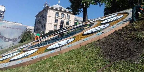 На квітковий годинник у Києві піде 20 тисяч рослин