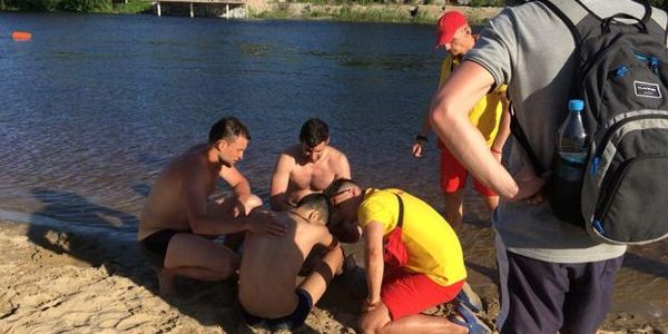 У Києві вже купаються й тонуть: пляжний патруль врятував підлітка
