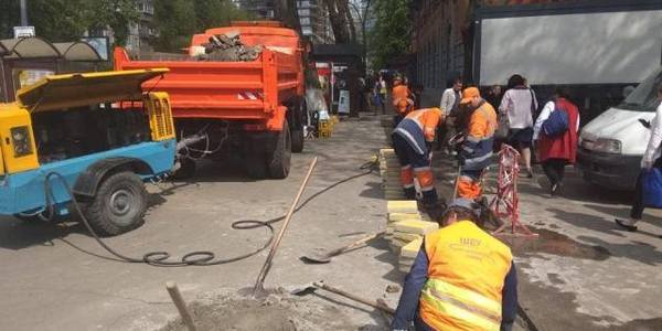 У Києві на тротуарах облаштовують тактильно-направляючі доріжки