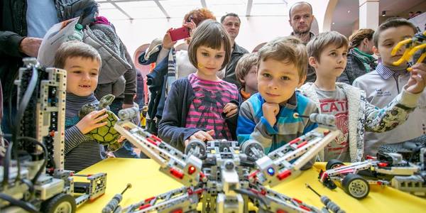 У Києві змагатимуться роботи та побудують ракету з 1 млн кубиків