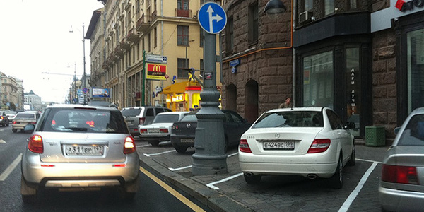 У Києві приберуть тимчасові автостоянки на тротуарах