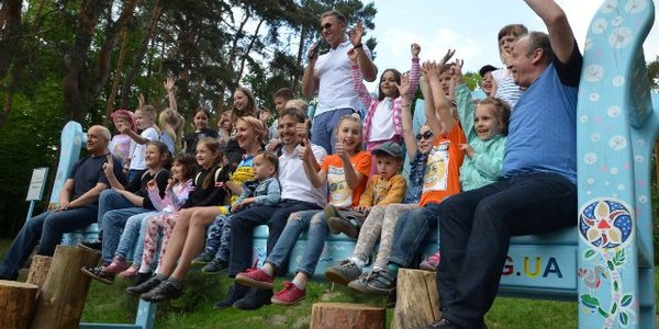 У Голосіївському парку з’явилась «лавка-велетень»