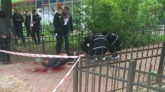 У Києві посеред вулиці зарізали чоловіка