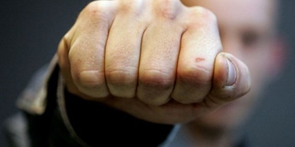 Біля столичного ресторану побилися дві компанії