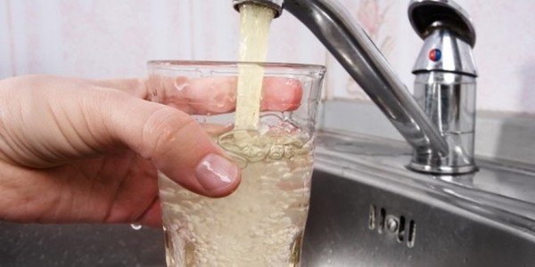 Вночі у домах 3 районiв з кранів потече небезпечна вода
