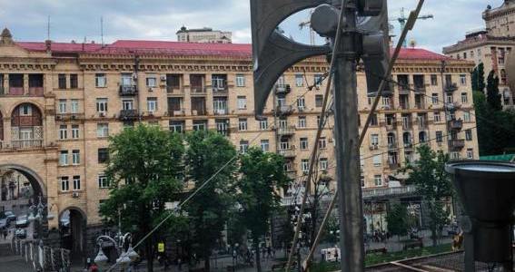 У Києві з фасаду КМДА запустили голосову систему оповіщення