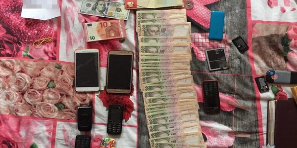 Держслужбовець і сутенерка вербували дівчат у столиці