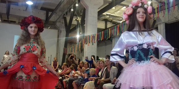 Українським випускникам дизайнери подарували вечірні сукні