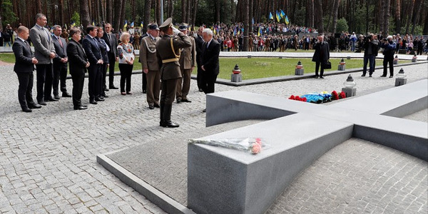 У Биківні сотні людей вшанували пам'ять жертв політичних репресій
