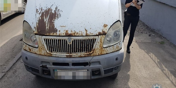 Киянин за допомогою ножиць обікрав авто