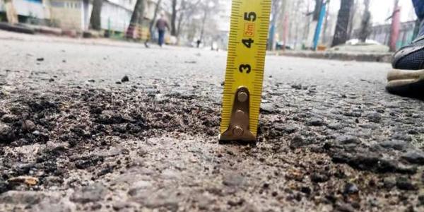 У Києві перевірили всі проїзди й змусили переробляти асфальт