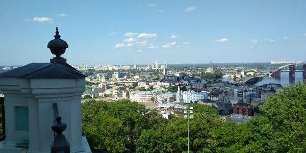 Хаос біля Андріївського узвозу: машини, торговці, дорожня техніка