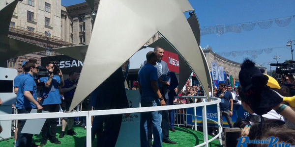Трансляція матчів та виступи зірок: програма фанзони на Хрещатику