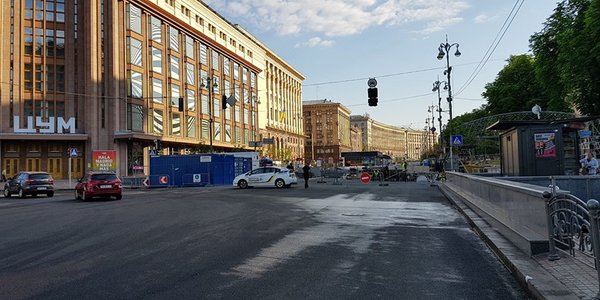 Комунальники демонтують футбольне містечко на Хрещатику