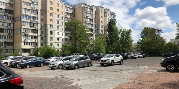 У Києві через аукціон продали право на облаштування двох місць для паркування