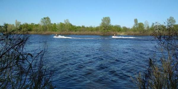 Рекордно тепла вода у Дніпрі біля Києва: плаваємо, але не на моторках