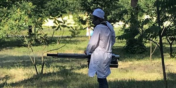 У Києві обробили проти кліщів ще два парки