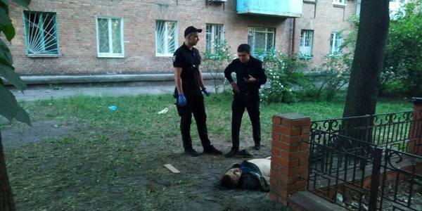 У Києві на землі лежить мертвий та оголений чоловік