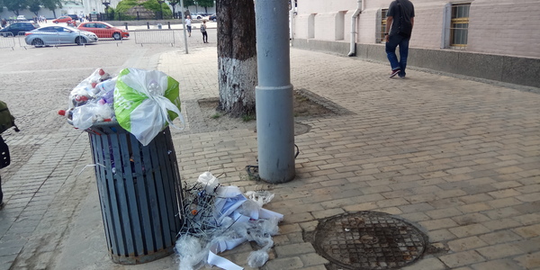 Центр Києва заполонили пластикові пляшки