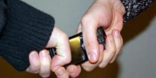 У Києві 42-річний чоловік відбирав у дітей та студентів телефони