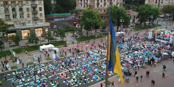 Йога на Хрещатику з висоти польоту дрона