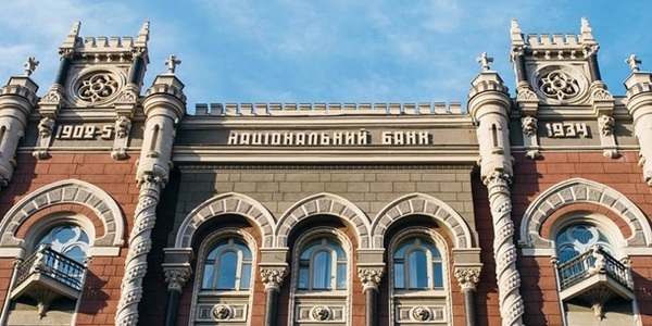 Вітчизняні банки розпочали масове блокування карток клієнтів