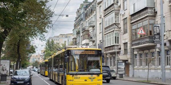 2 автобуси та 3 тролейбуси у центрі столиці поїдуть по-іншому