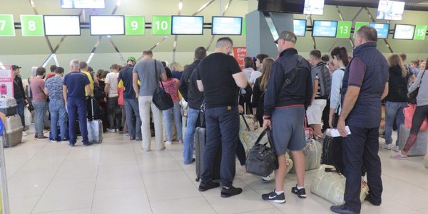 Зі столичного аеропорту більше 30 годин не можуть вилетіти тисячі пасажирів