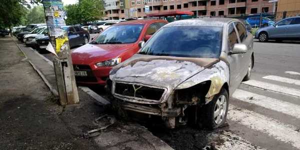 Палять машини вже й на пішохідних переходах: у Києві знову орудують вандали