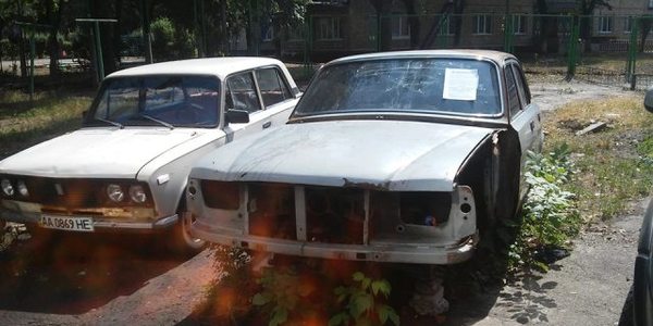 На Троєщині з дворів масово забирають автомобілі