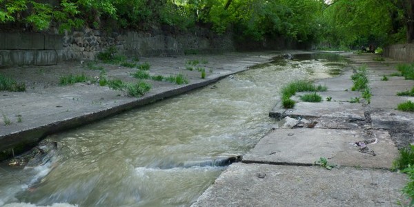 У Києві руйнують пішохідний міст через Либідь
