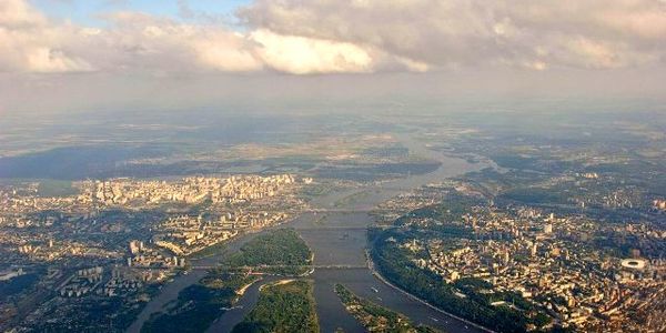 Дніпро в межах Києва: медузи, нові острови та загрози