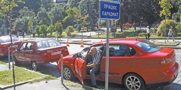 Що робити з паркуванням: думка експертів і киян