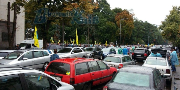 Центр Києва став у величезних заторах через «євроводіїв»: куди краще не їхати