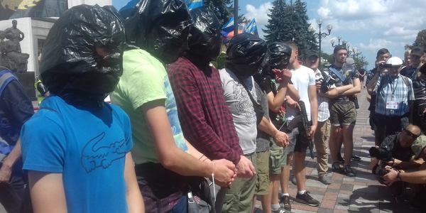 Під Верховною Радою "розстріляли" полонених