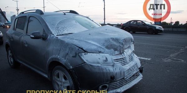 На Північному мосту загорілося авто з газовим балоном